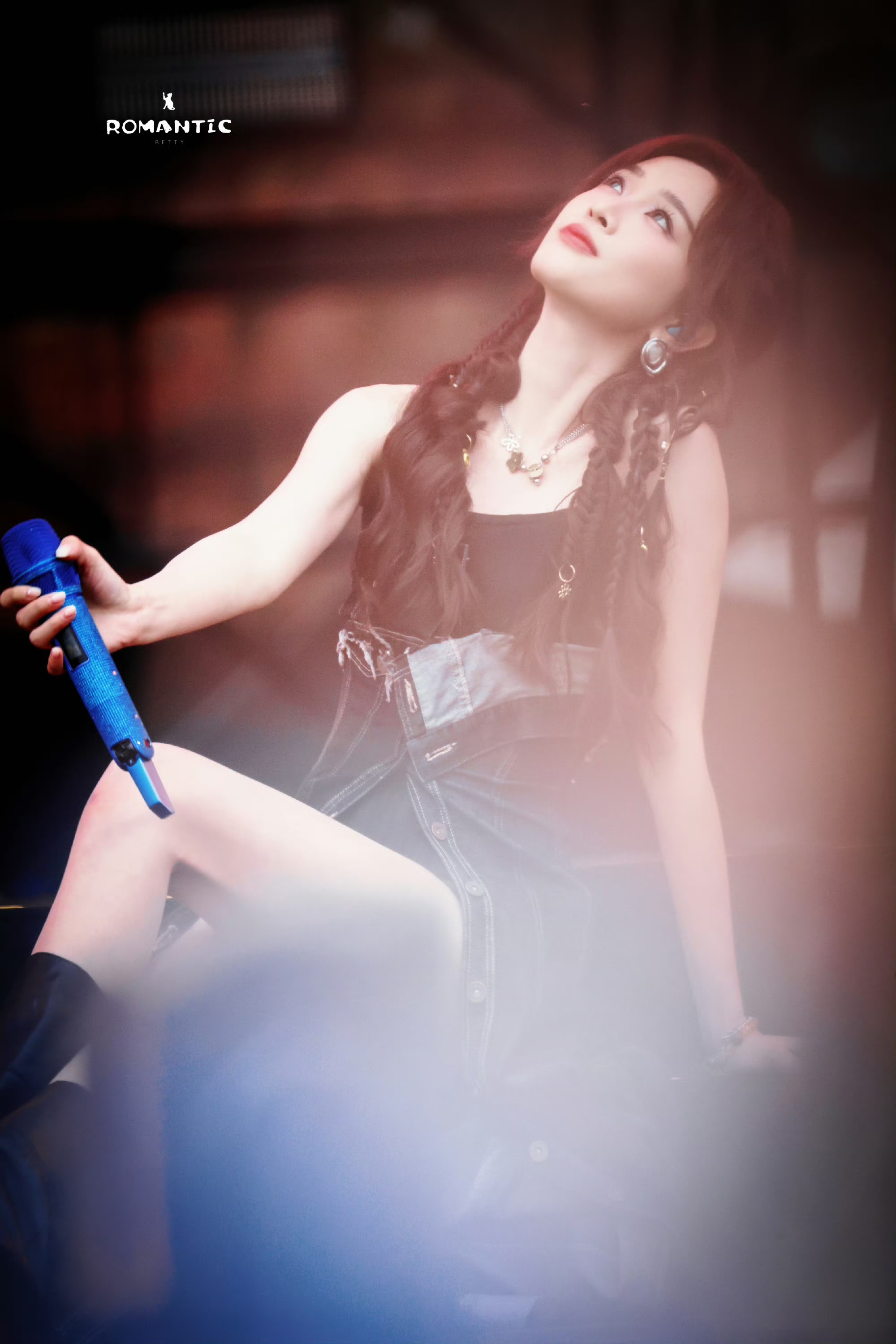 吴宣仪，好美的后背