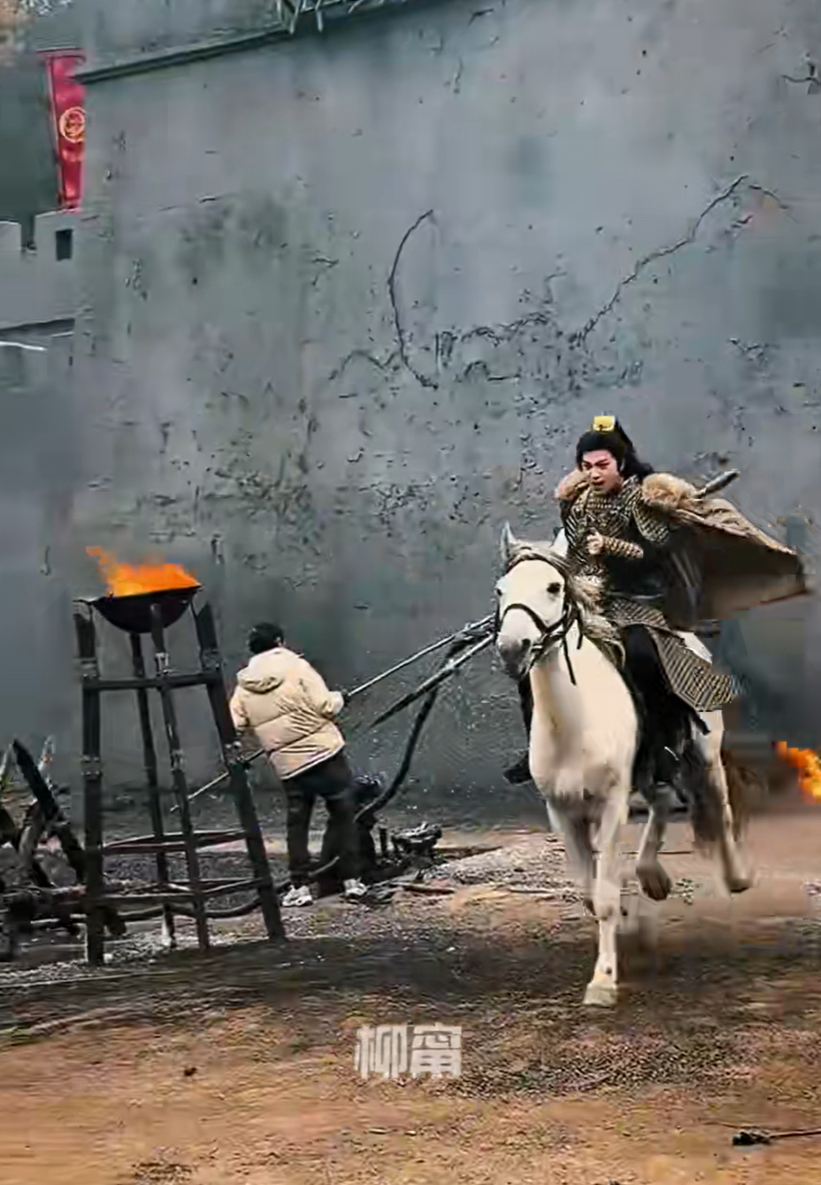 内娱拍马戏还在用摇摇车?短剧男主都骑真马了,策马奔腾不要太帅