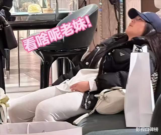 王岳伦与前妻和女儿购物,李湘双手叉腰很霸气,肚子很大像怀孕