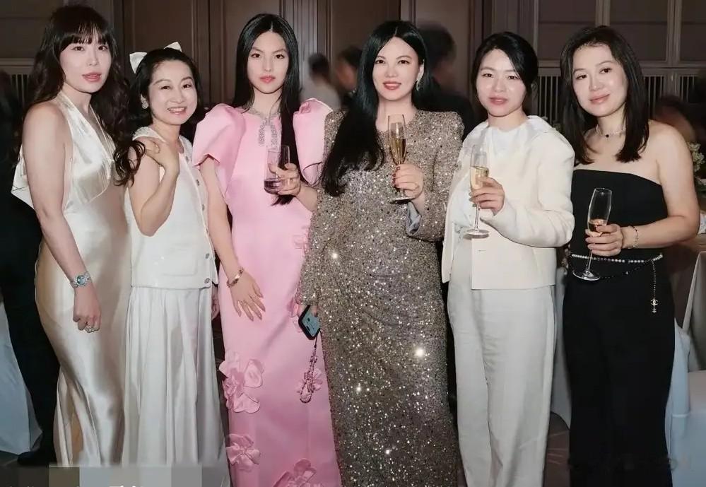 聂远女儿和李湘女儿同框，能看得出气质根本不是用钱打扮出来的