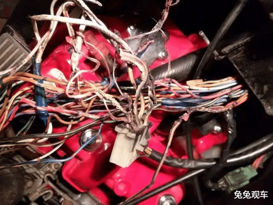 电池自燃前，汽车会这样对你“求救”！很多车主都忽略了