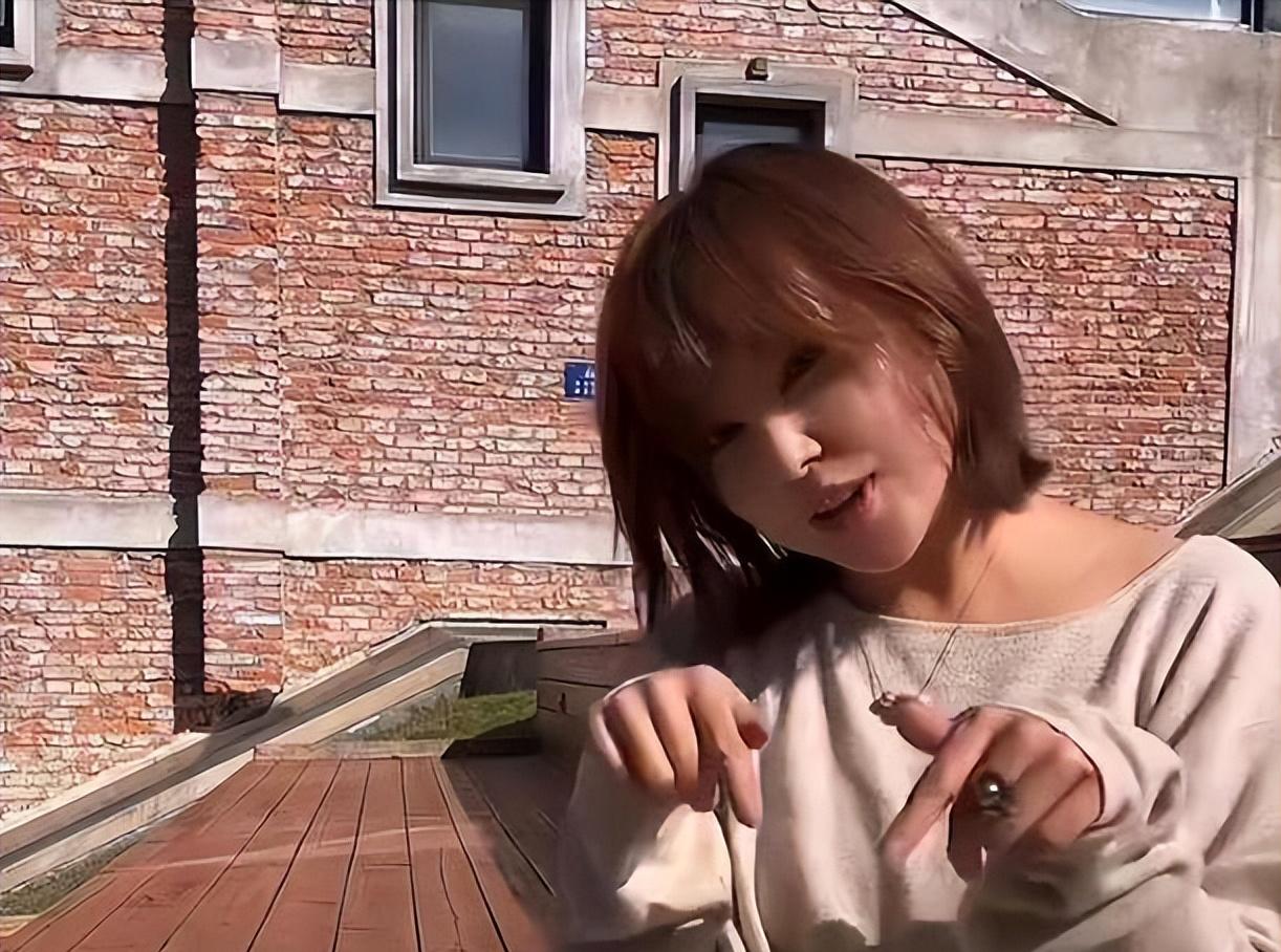 她曾是上海知名主持，公开指责同事破坏自己家庭，如今已成女老板