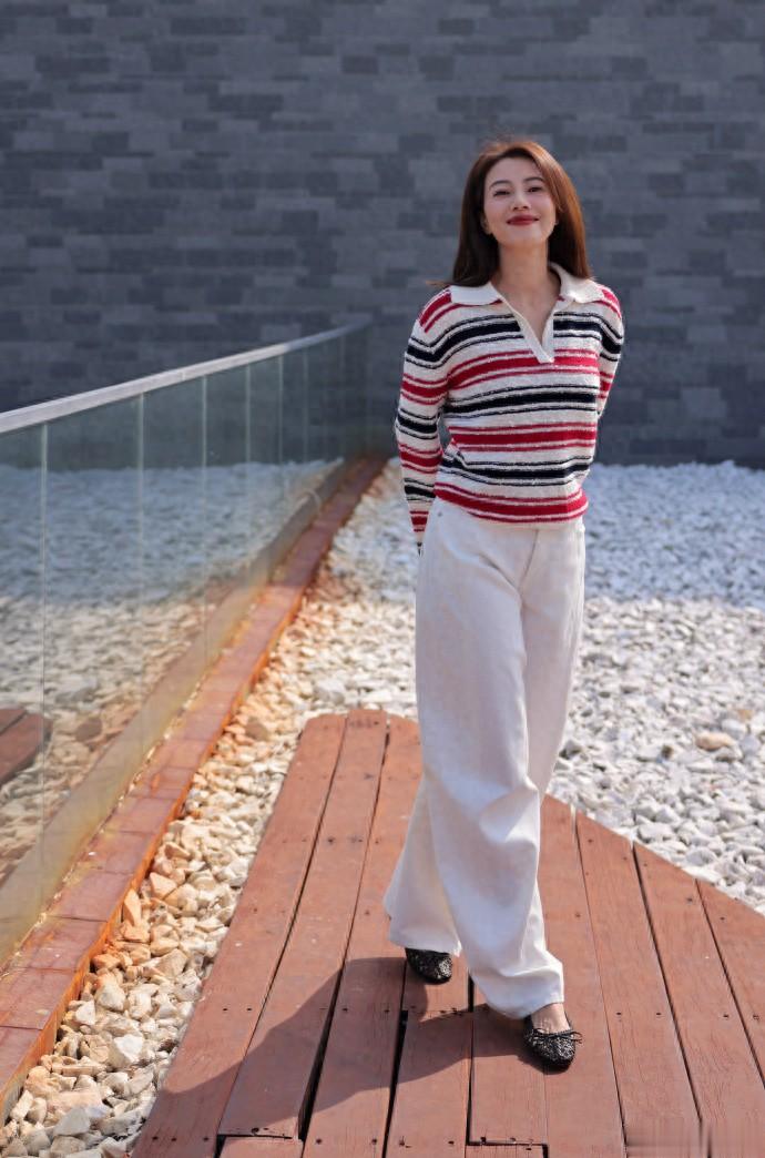 高圆圆轻盈踏春美图