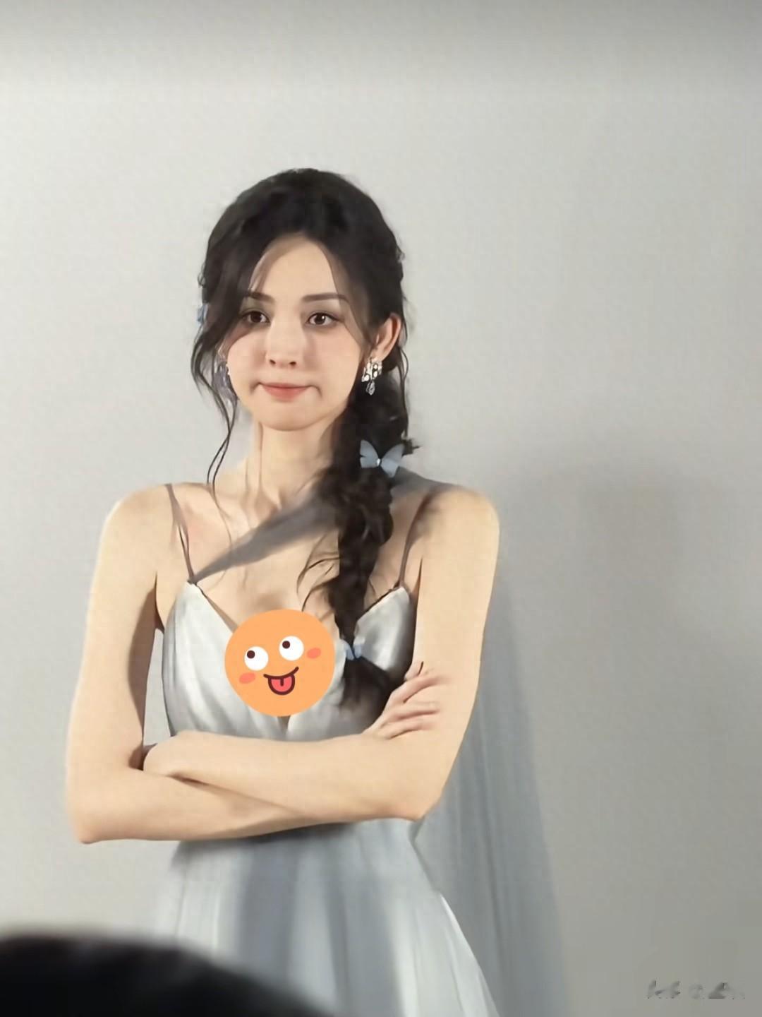 古力娜扎浅灰色公主裙，搭配小巧的蝴蝶结发饰