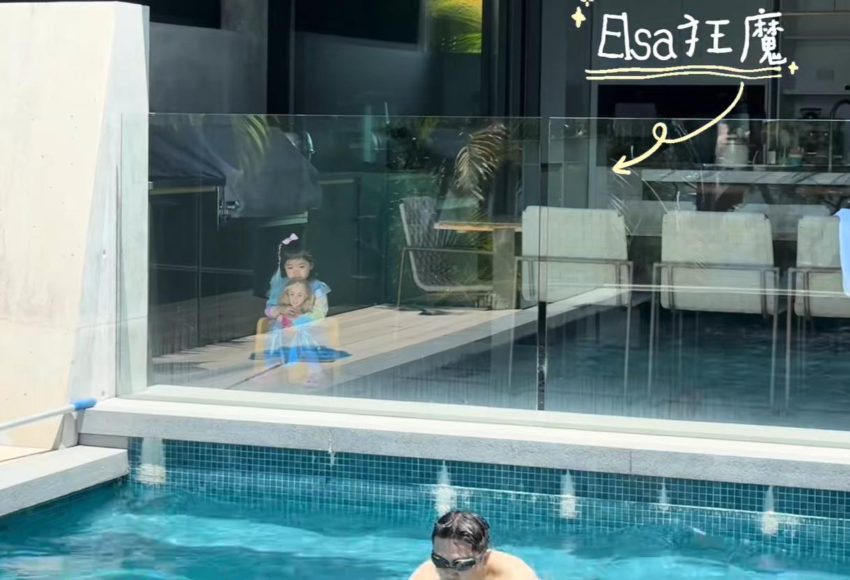 程晓玥孕7月澳洲养胎，婆婆出镜给女儿洗澡，老公在别墅游泳减肥