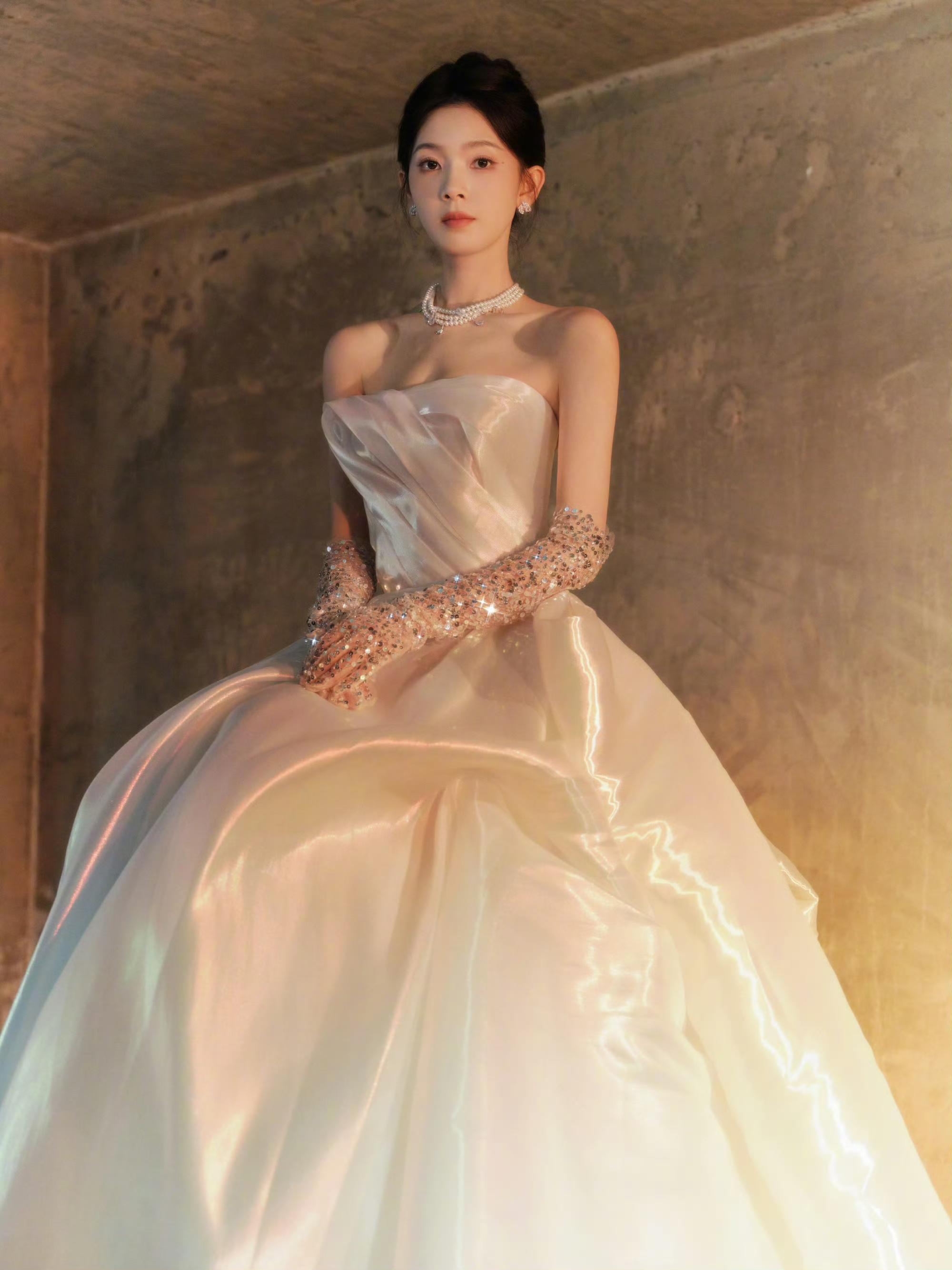 视界大会红毯生图，一个模子刻出来的造型，全都走“刘亦菲”老路