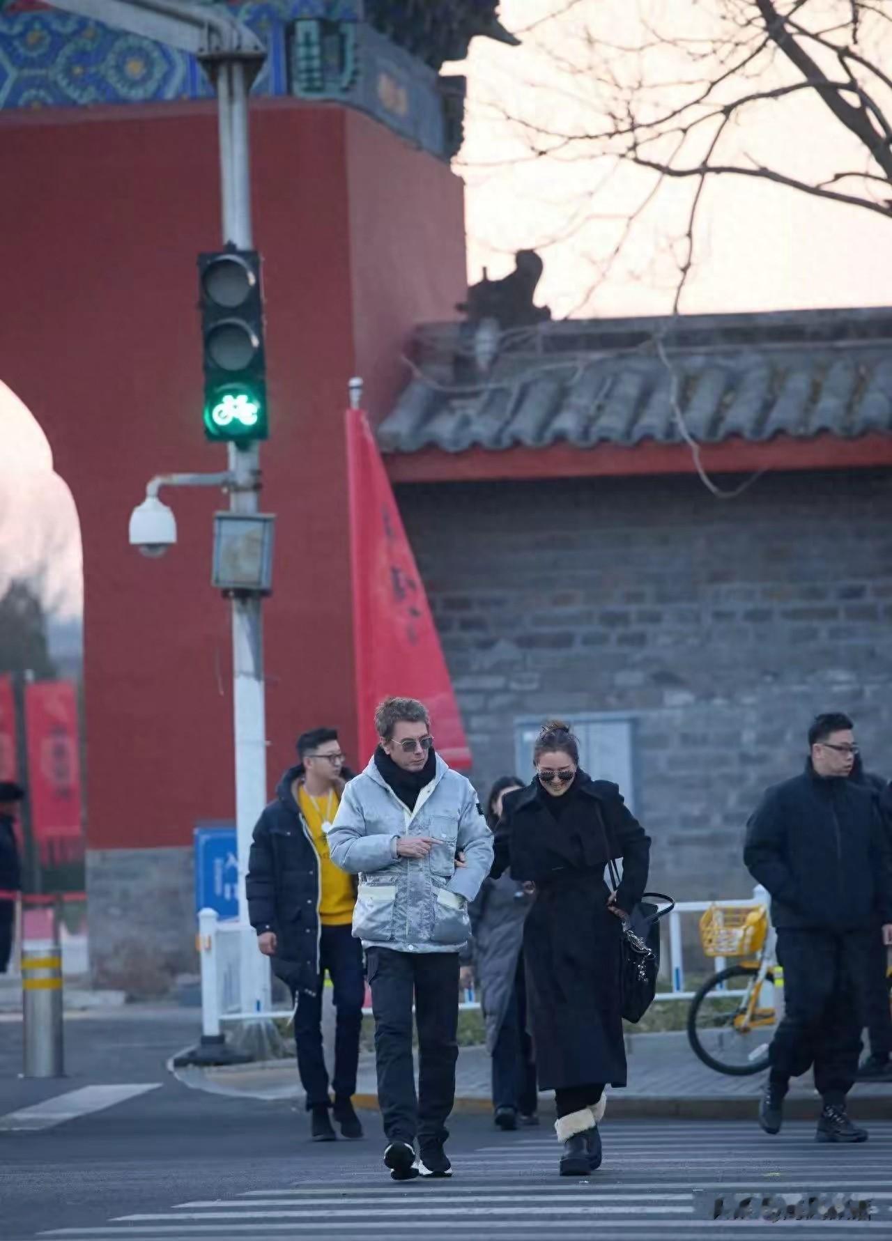 59岁巩俐带77岁老公逛北京，打卡中轴线，甜蜜互动好般配