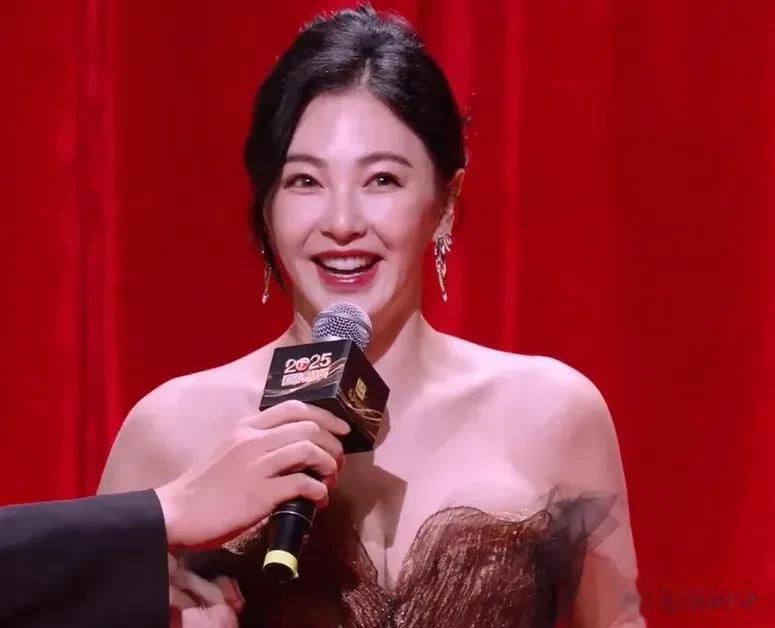 国剧盛典女星脸太僵!陈都灵像假人,彭小苒瞪眼,一有表情就崩了