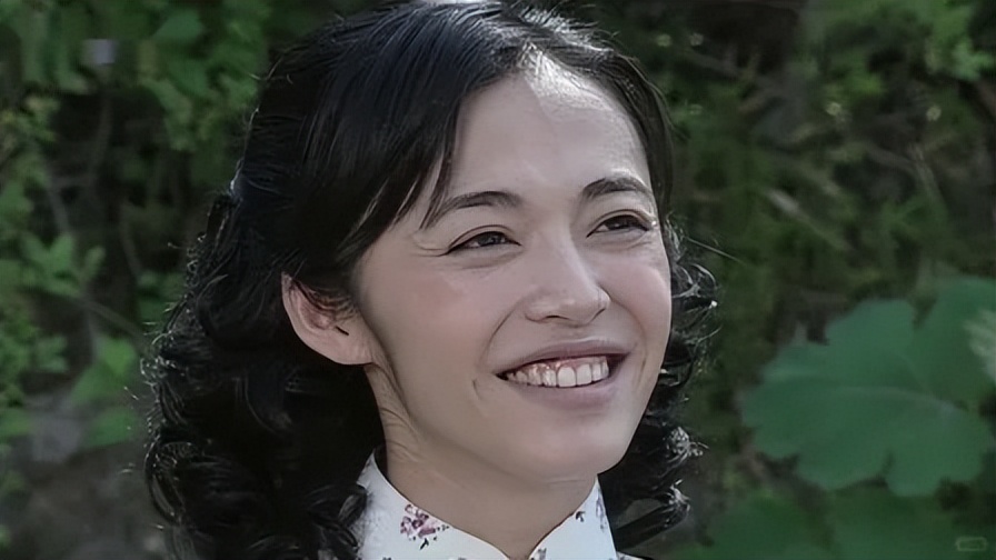 姚晨堆雪人怀念爱宠！12岁儿子大嘴超像妈妈，豪宅中放满流浪猫窝