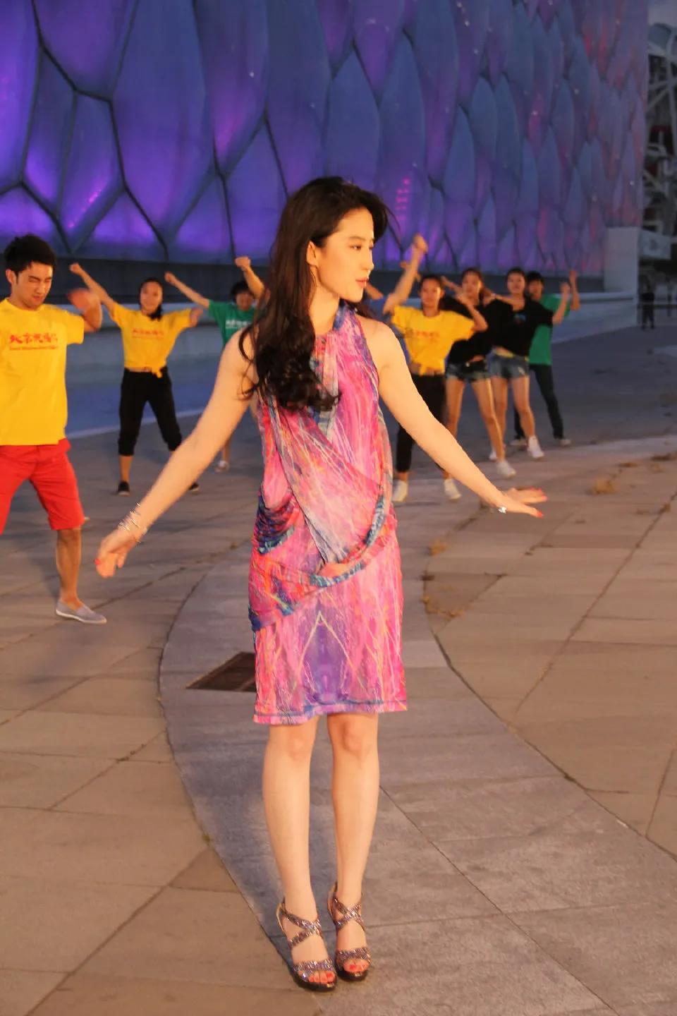 刘亦菲早期旧照，水立方拍摄花絮，360度无死角的美