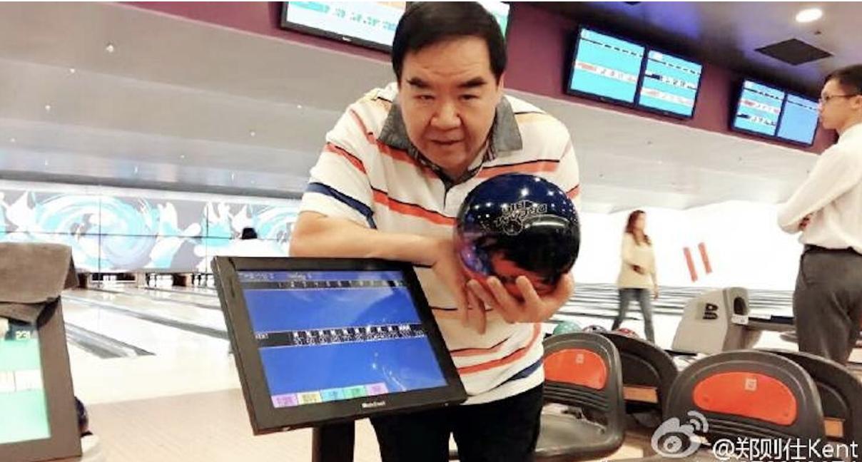 74岁郑则仕近照曝光，满脸白胡子身形变瘦，与周润发跑步减肥成功