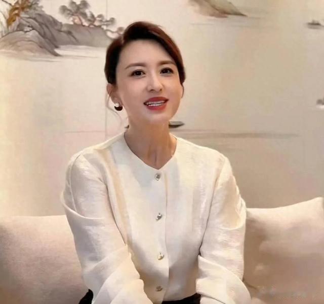 央视美女主持张蕾穿紧身西裤曲线毕露引热议，本人霸气回怼！