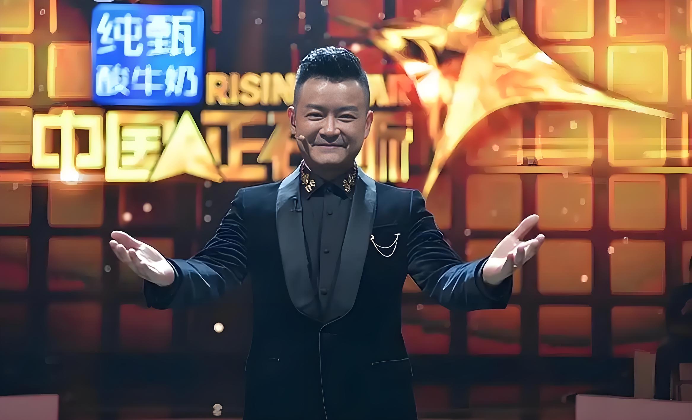 他是央视知名主持人,31岁因一句话离央视赴美国,如今51岁怎样了