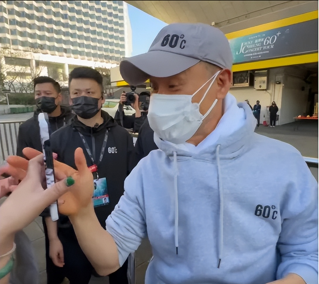 突发!香港知名天王身体疑出问题？双掌发黄，被指可能肝功能受损