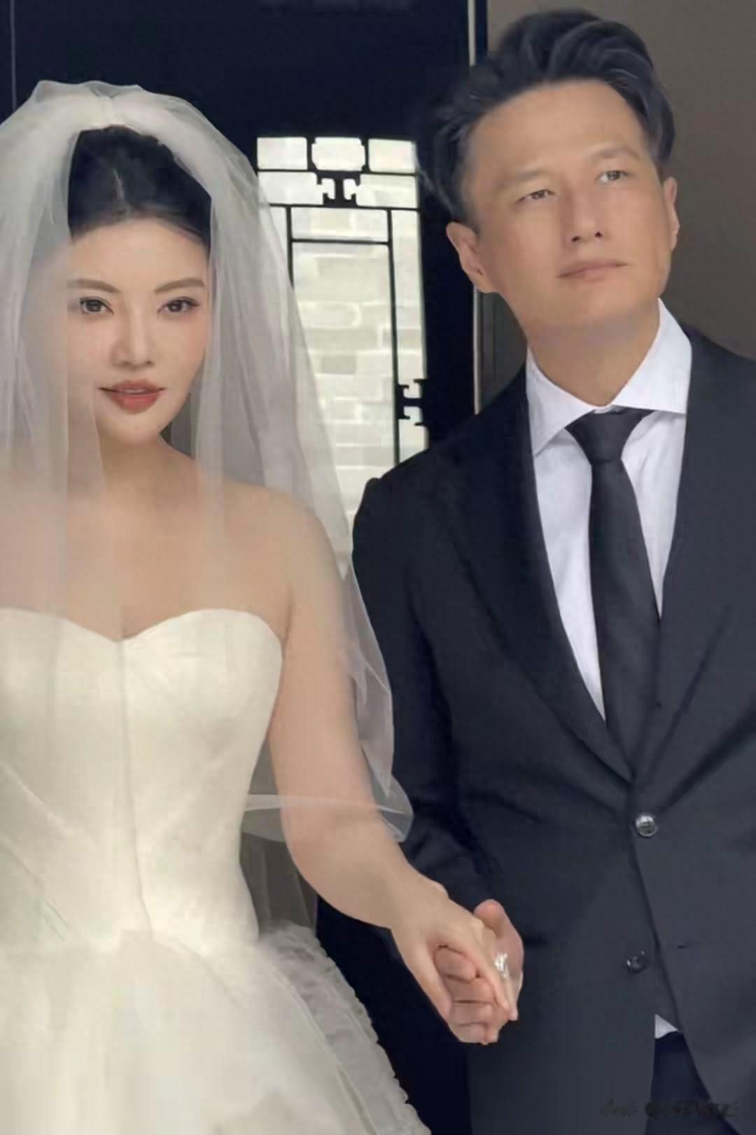 35岁徐冬冬晒冰雪婚纱照，50岁尹子维看直眼，分手4年追妻终圆梦