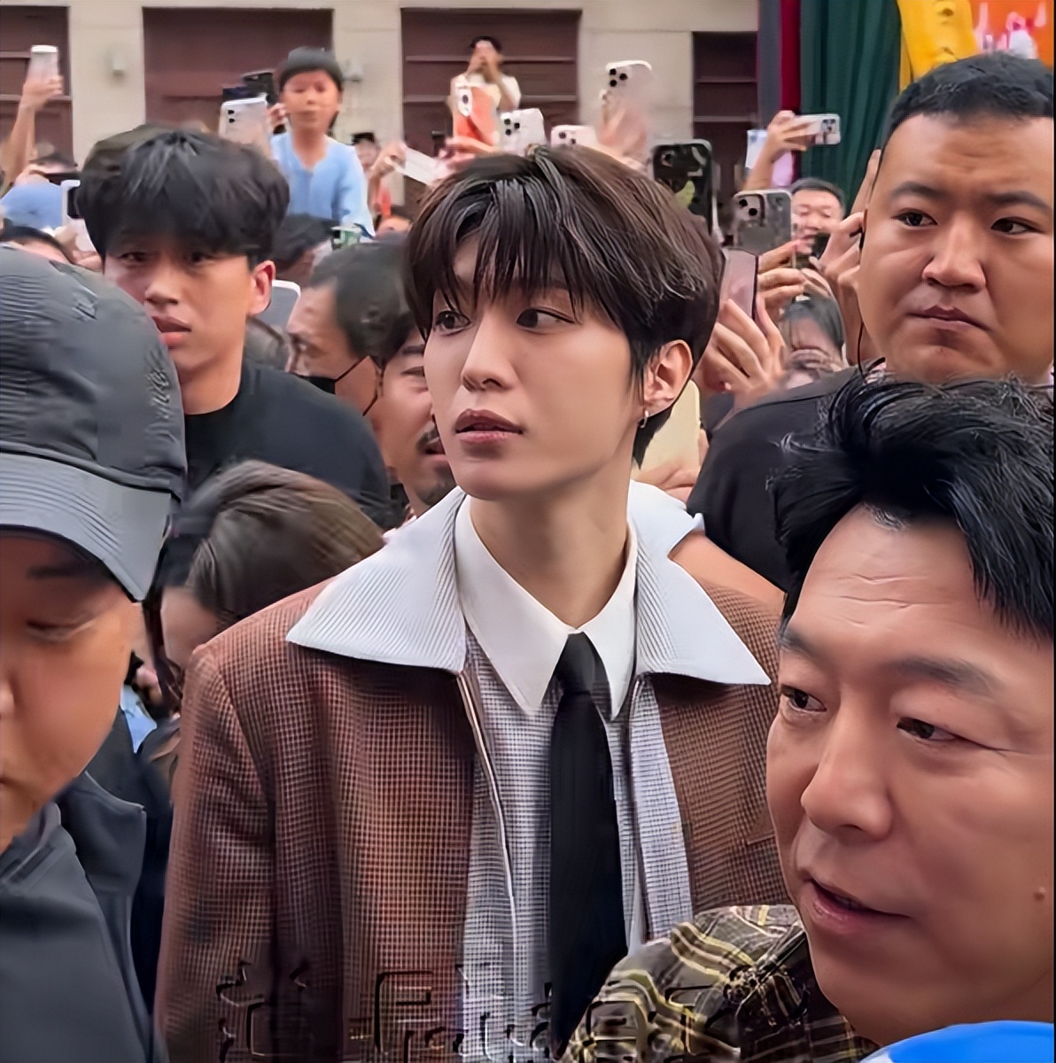 青岛喜剧节25岁男顶流出场，黄渤被挤成小透明，安保大哥一脸不快