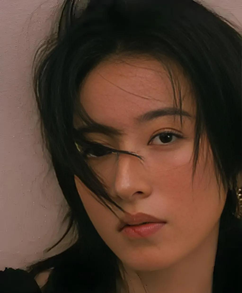 央视主持人周雨彤