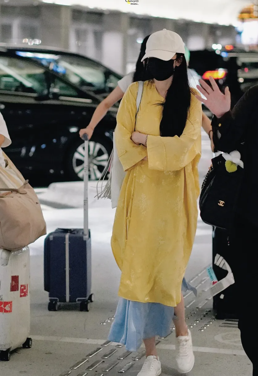 被杨幂“20套夏日穿搭”惊艳,搭小白鞋马丁靴,普通人照着穿好美