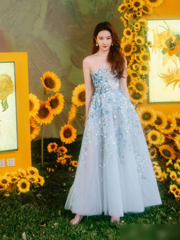 刘亦菲:从神仙姐姐到时尚女王!水蓝抹胸长裙展现优雅浪漫魅力