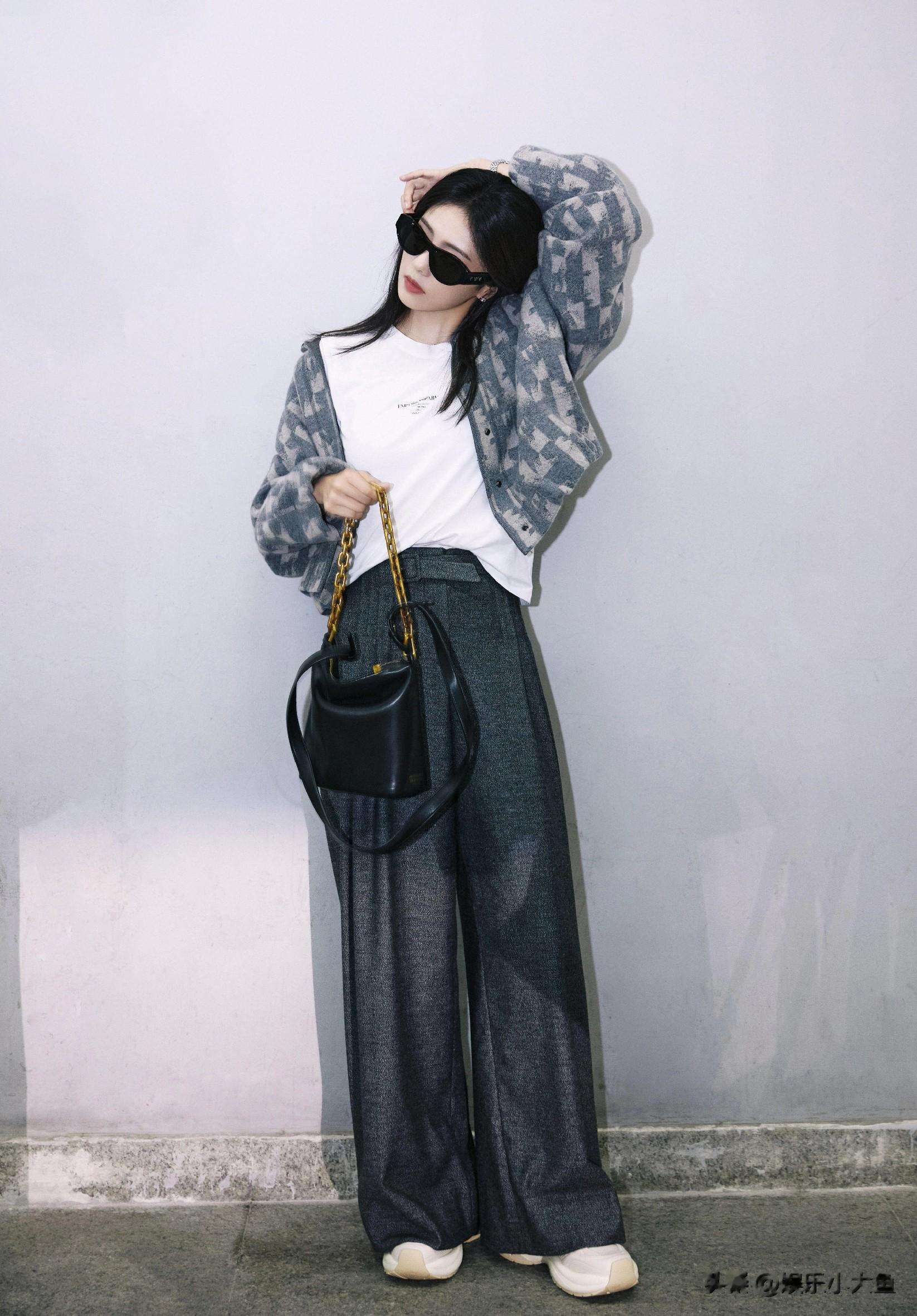 白鹿启程米兰时装周机场路透照,身材比例超绝,美得高级又有质感