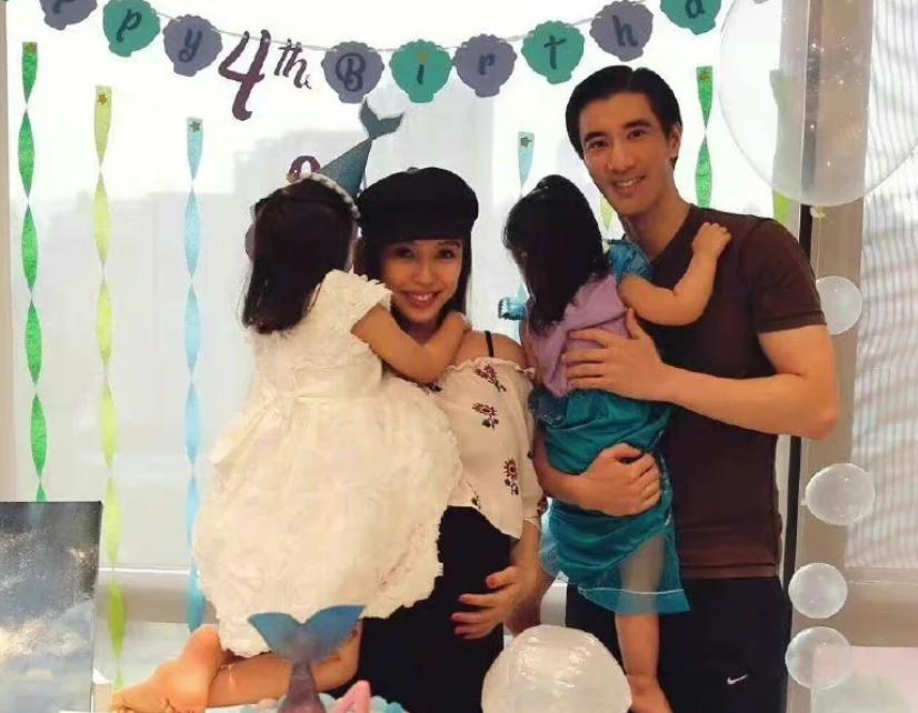 李靓蕾现身好友婚礼!四处搭讪大嘴吓人,深V开到腰抢尽新娘风头