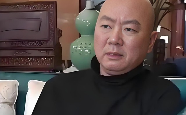 58岁郭冬临现状:身形消瘦,无儿无女定居北京,闲着没事拍拍视频