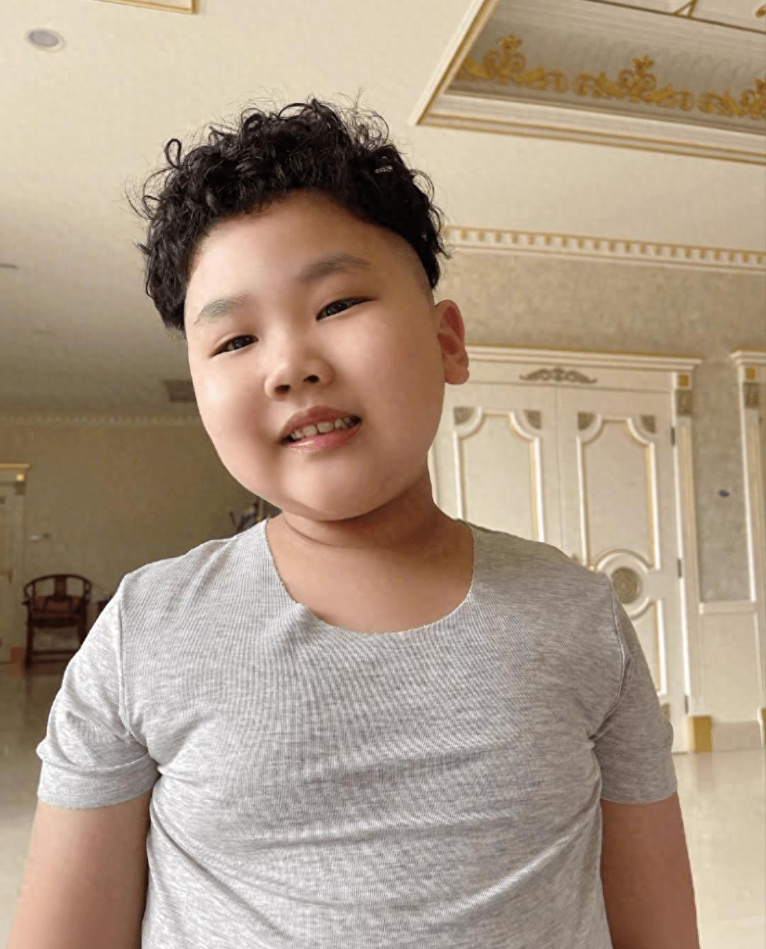 牛鬼蛇神现原形!演唱会上郭汾阳亲吻王惠4次,恶心的一幕出现了