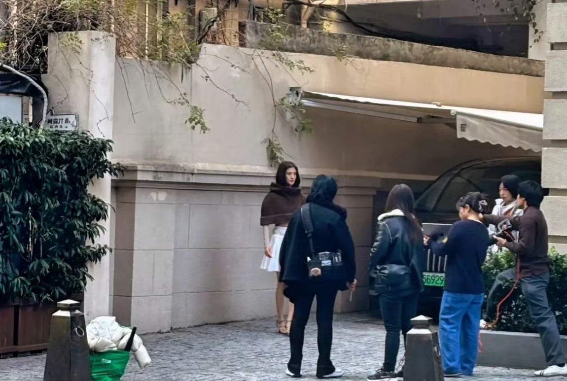 有网友在上海偶遇吴千语拍摄，她身材真的很好，瘦而不柴！