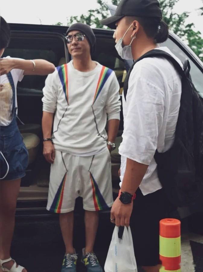 60岁张卫健香港街头潮爆出镜!身高成谜,穿搭却碾压一众小鲜肉!