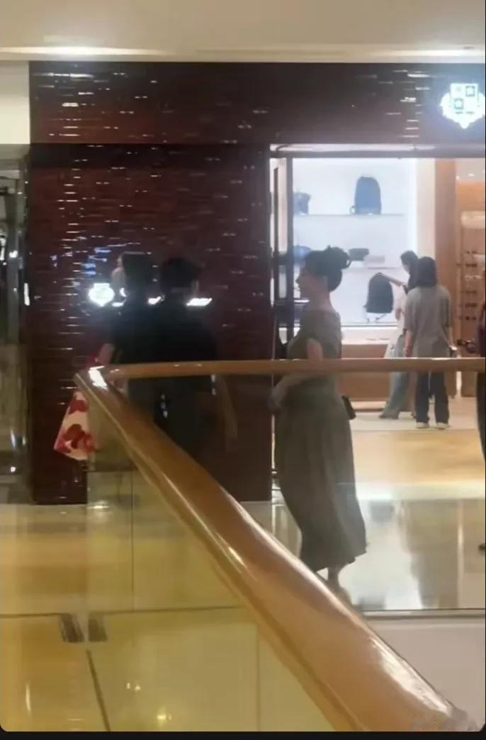 方媛香港逛街被偶遇,挺孕肚踩高跟鞋,脚步轻盈孕味十足!