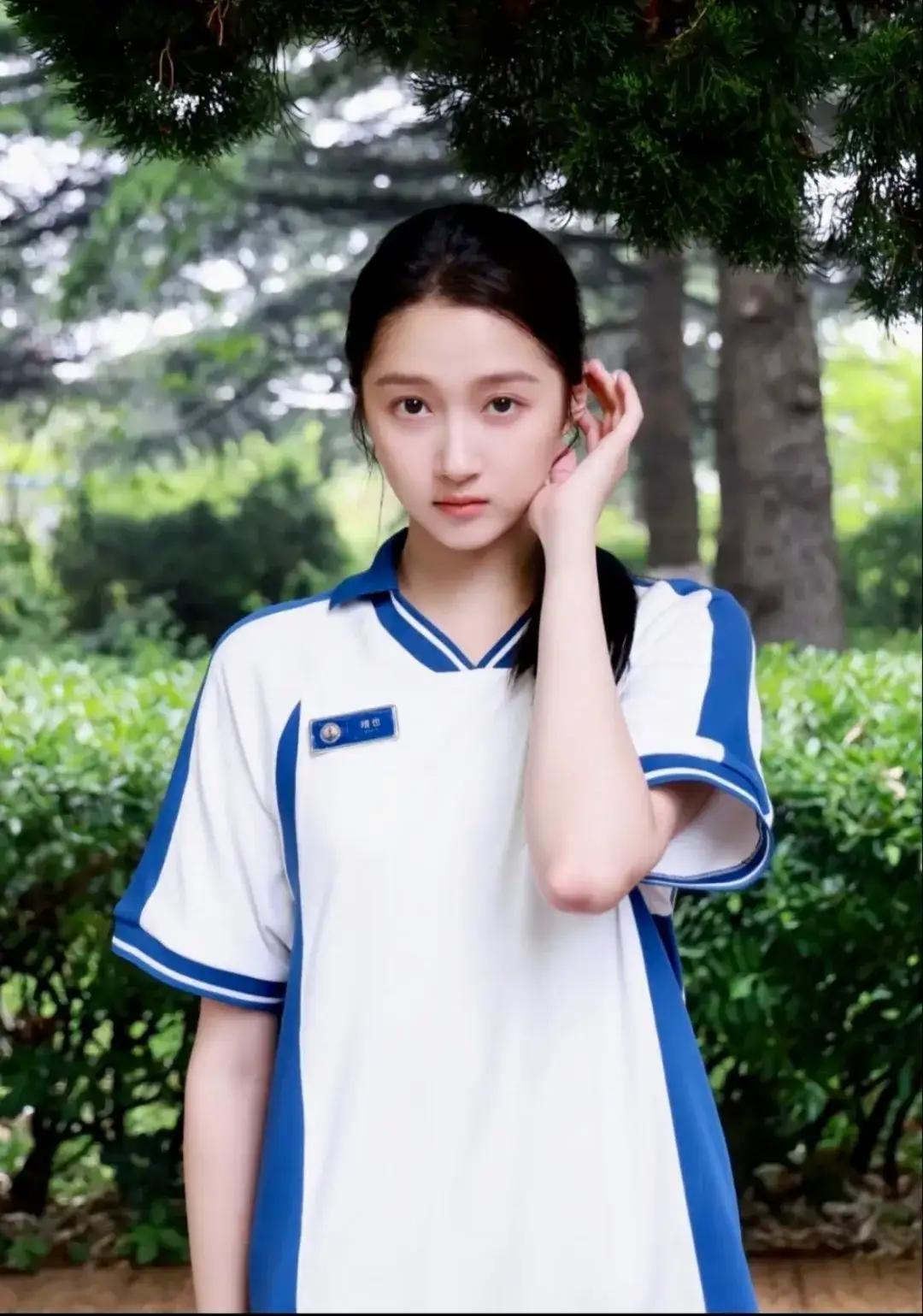 关晓彤淡淡的就很好，素颜真是太绝了，原来淡妆才是她的颜值密码