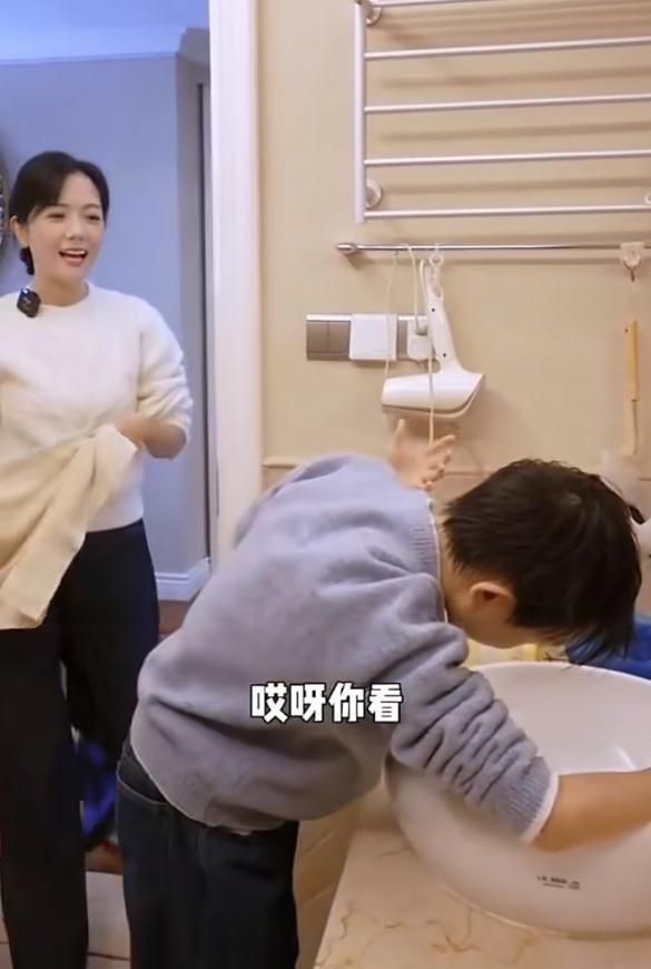 杨乐乐晒11岁儿子正脸！曝光一家四口全家福，沐沐和妹妹睡上下铺