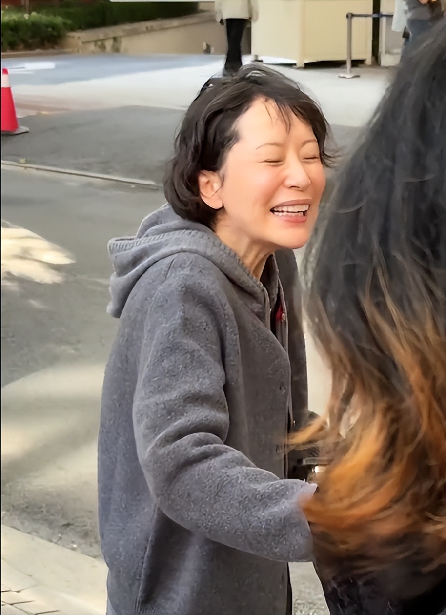 47岁海清近况让人心酸，脸垮嘴斜、又普又显老，昔日女神也落寞了