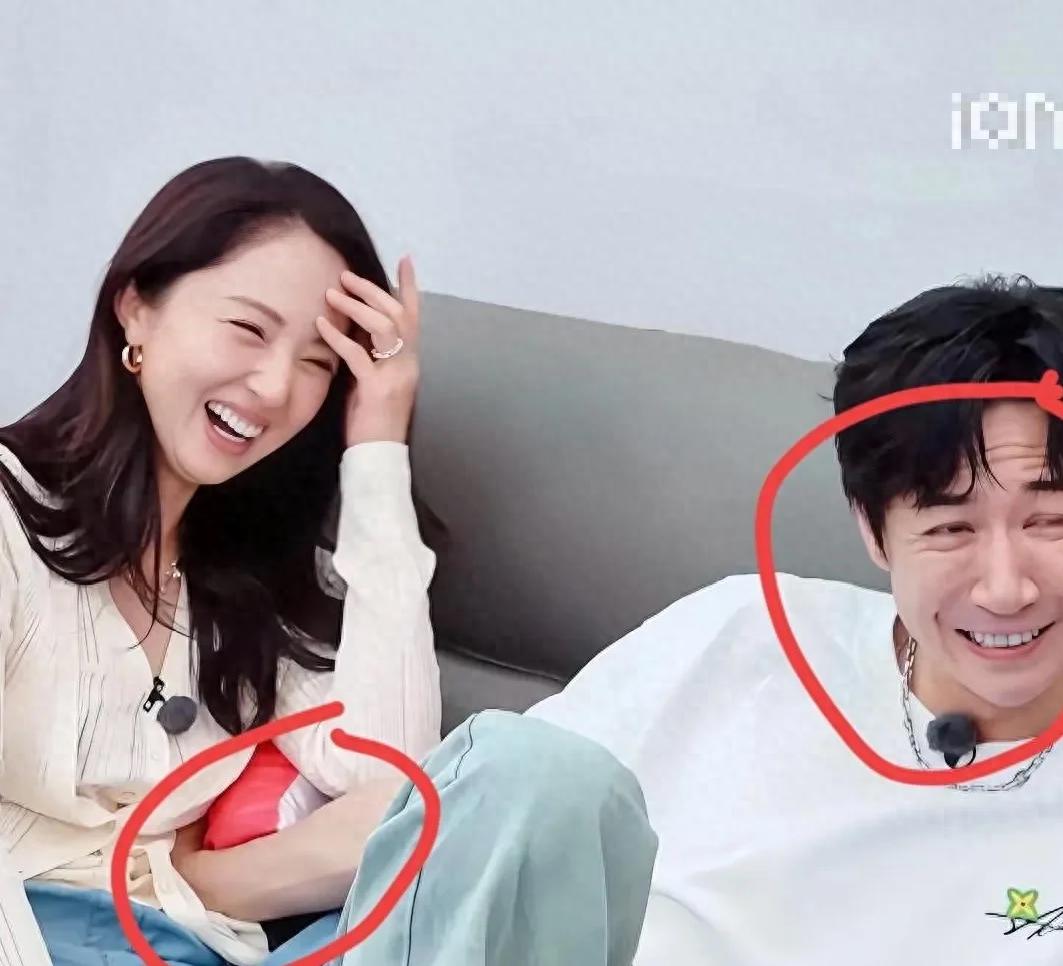 董璇浙江街头被偶遇,颜值回春生图脸嫩还白,穿紧身旗袍腿细又长