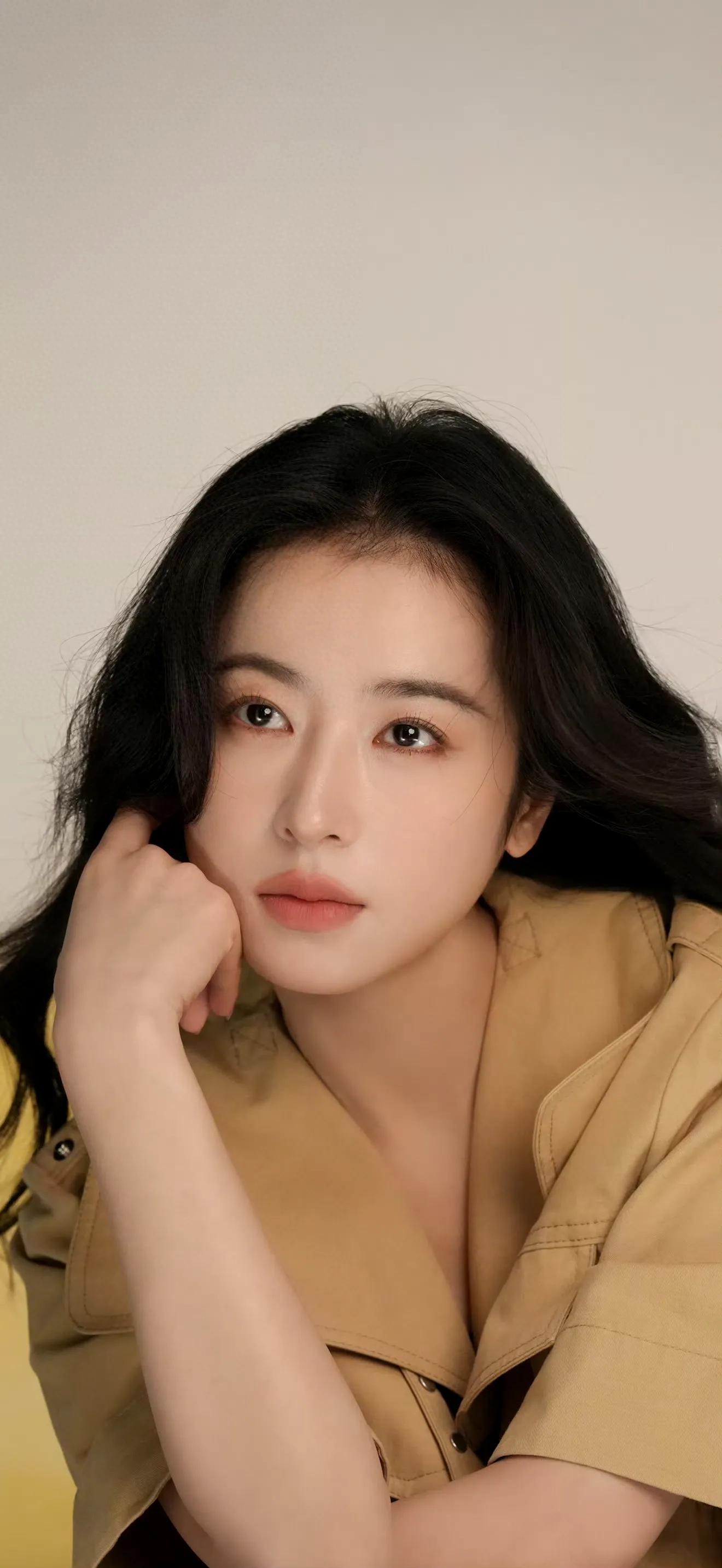 周雨彤松弛感满满壁纸