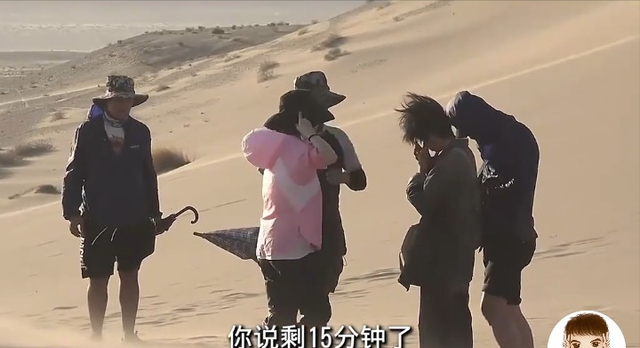 成龙都得给她提裙子，连赵丽颖都混不进的“京圈”，她却十拿九稳