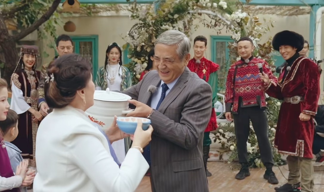 42岁尼格买提高调迎喜讯，央媒亲自发文，看来撒贝宁说对了