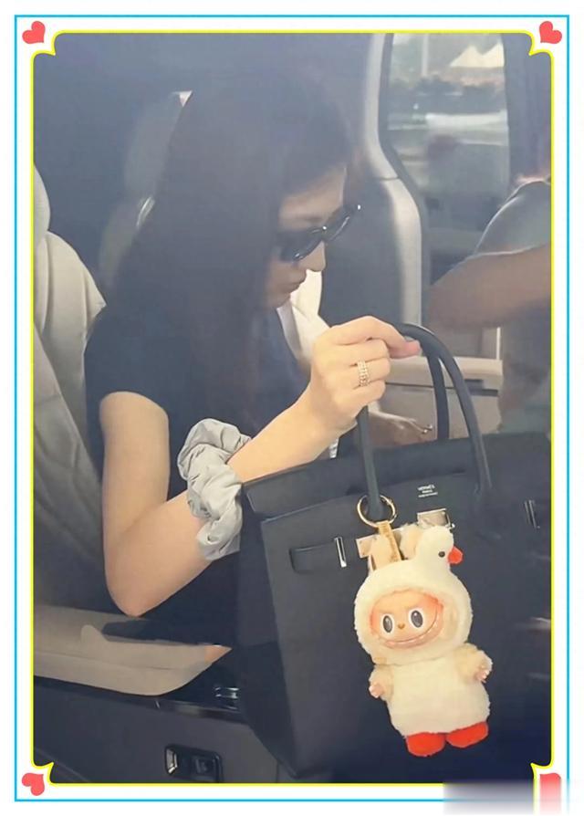 徐璐成都机场被偶遇,穿着紧身上衣小露蛮腰,本人又白又瘦美翻了