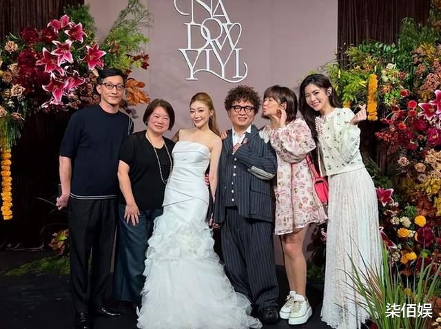 任家萱参加友人婚礼，没带男友儿子，穿短裙露出疤痕腿，再现孕味