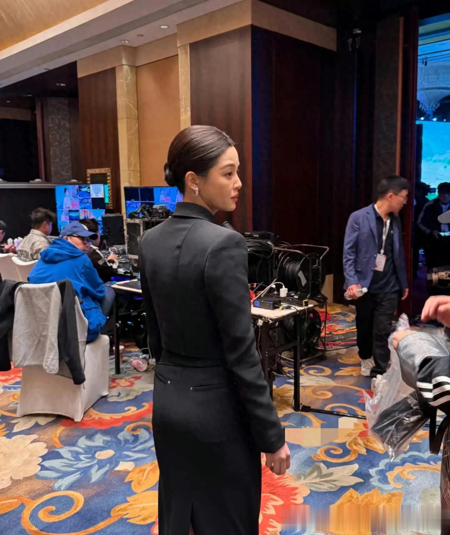 北京偶遇影后辛芷蕾，我们蕾子这一身好板正啊