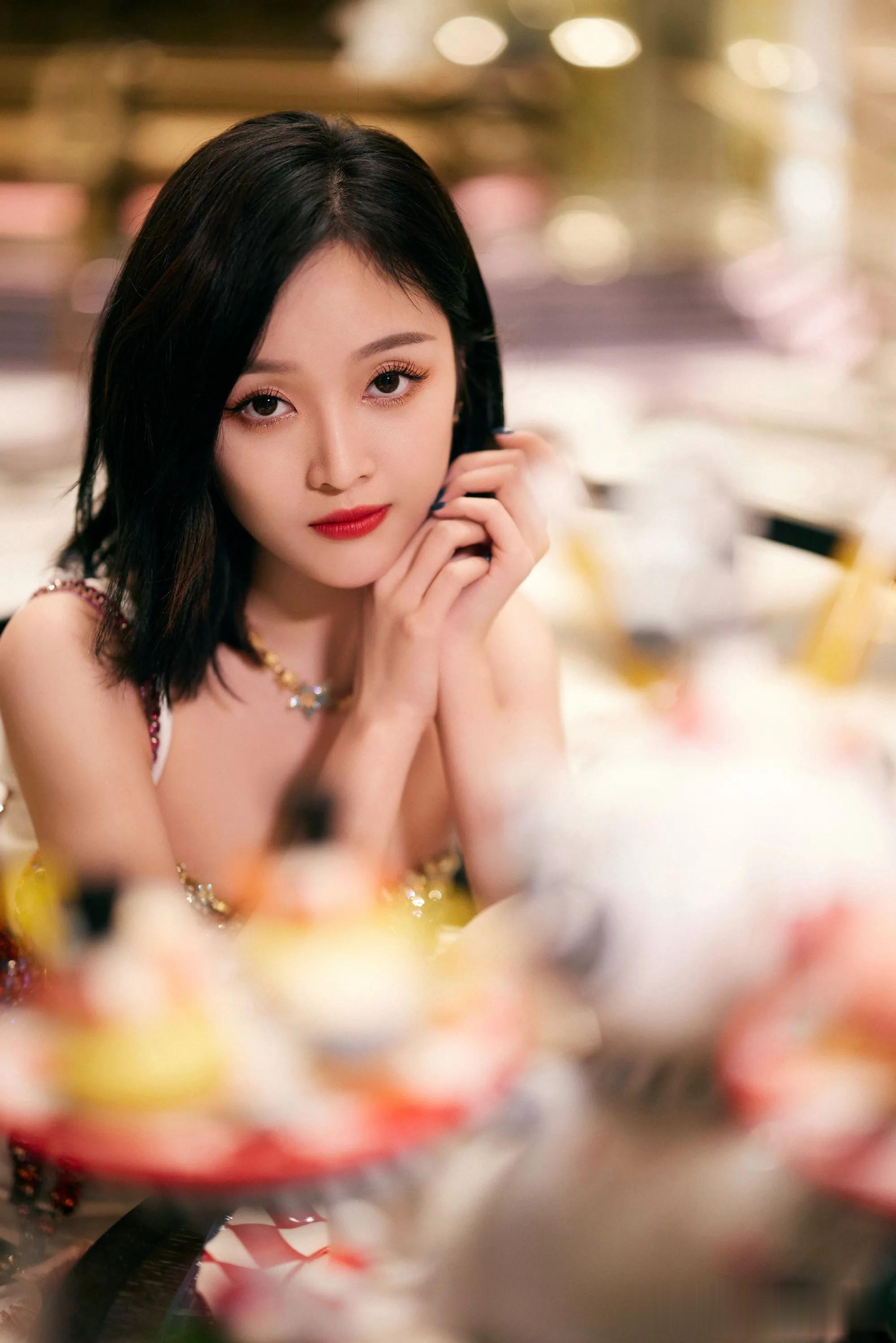 吴宣仪海星裙闪耀奢华场景，明艳灵动似画中仙