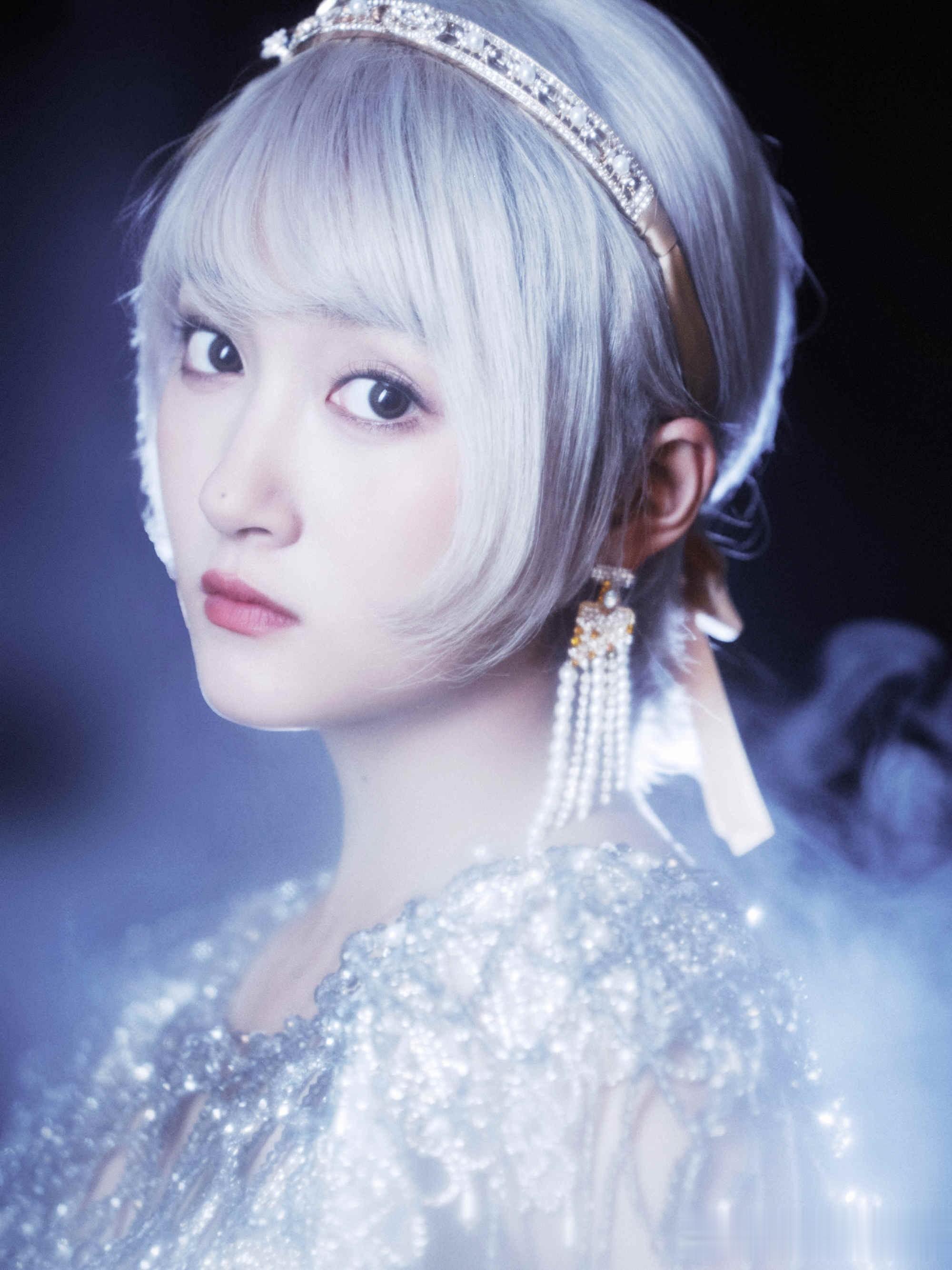 关晓彤银发白纱造型:珍珠钻石交织,梦幻如流光星河