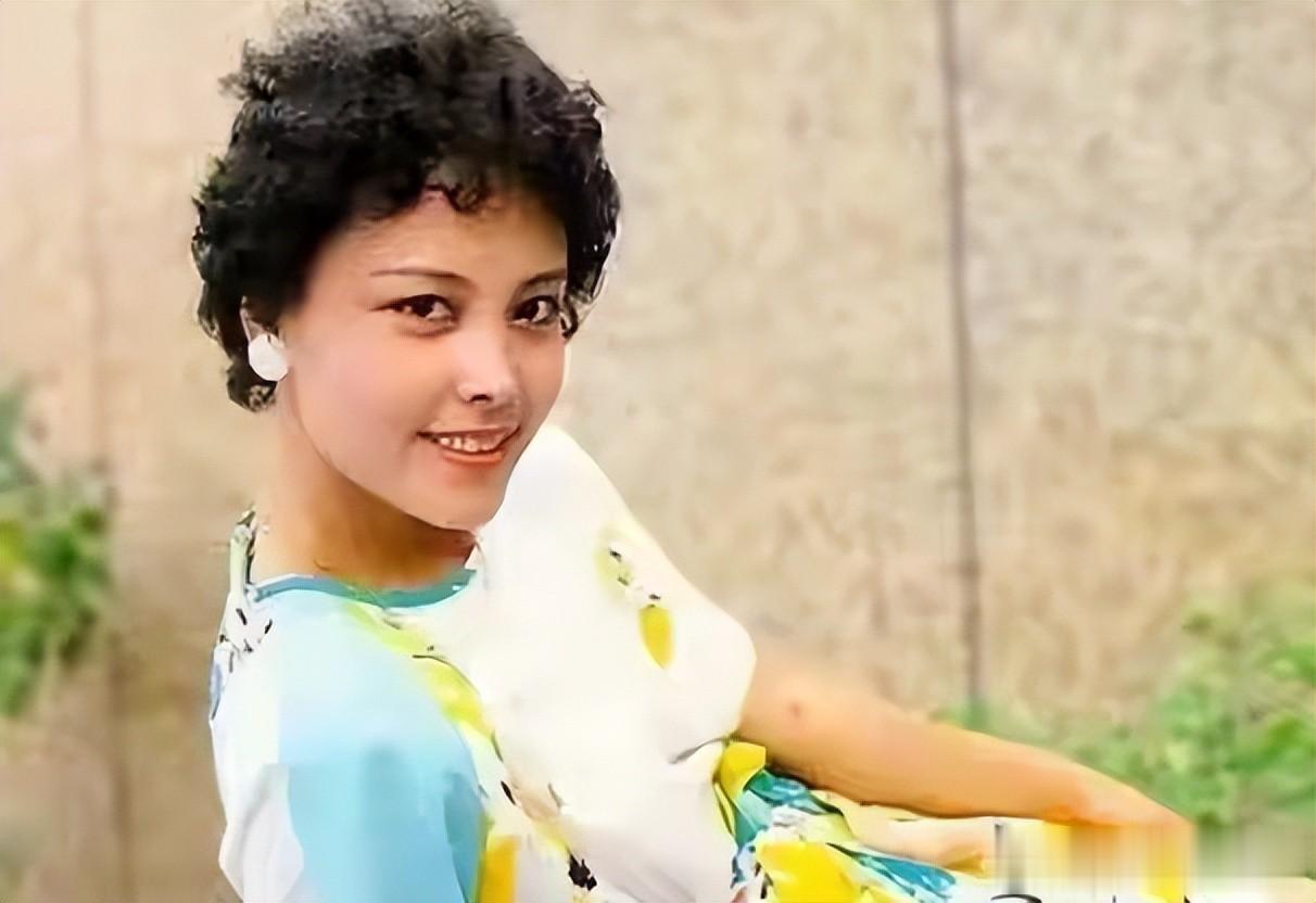 从主持人到演员,她为儿子息影,却在丈夫肝癌去世后,靠演技出圈