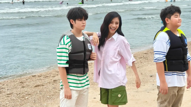 胡可母子仨海边度假，14岁安吉腿毛旺盛，鱼儿胖得脸和脖子一样宽