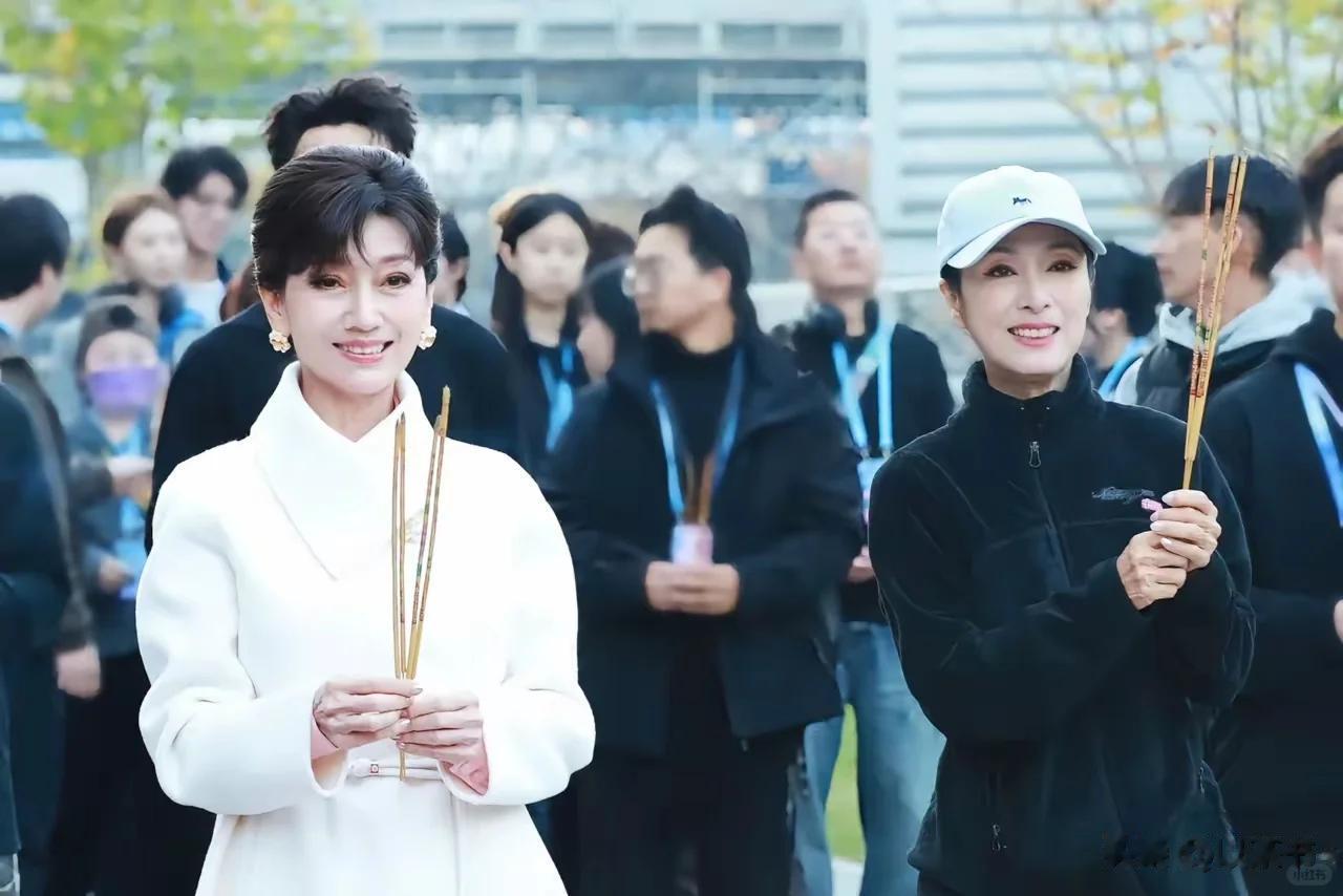 越来越不对劲!72岁赵雅芝和年轻人斗舞不在话下,与李连杰有一拼