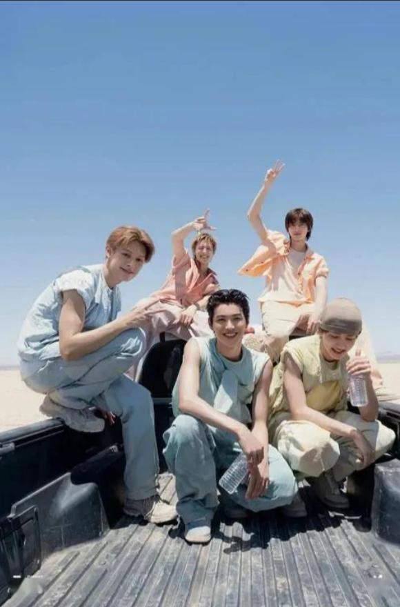 小S出席音乐会站C位!穿一身黑压低帽檐装前辈,嘴角都压不住笑容