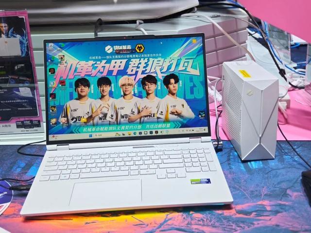 英特爾與9家OEM共推“AI高靜游戲本” 重塑行業標桿
