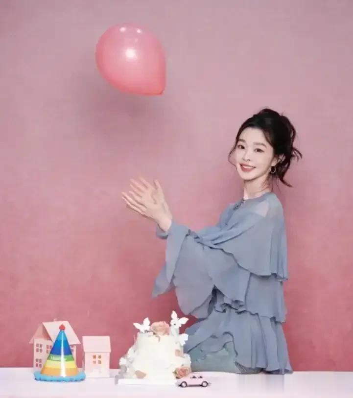 35岁宋轶带火“雾霾蓝穿搭”，衬衫搭短裤、短靴，高扎马尾有活力