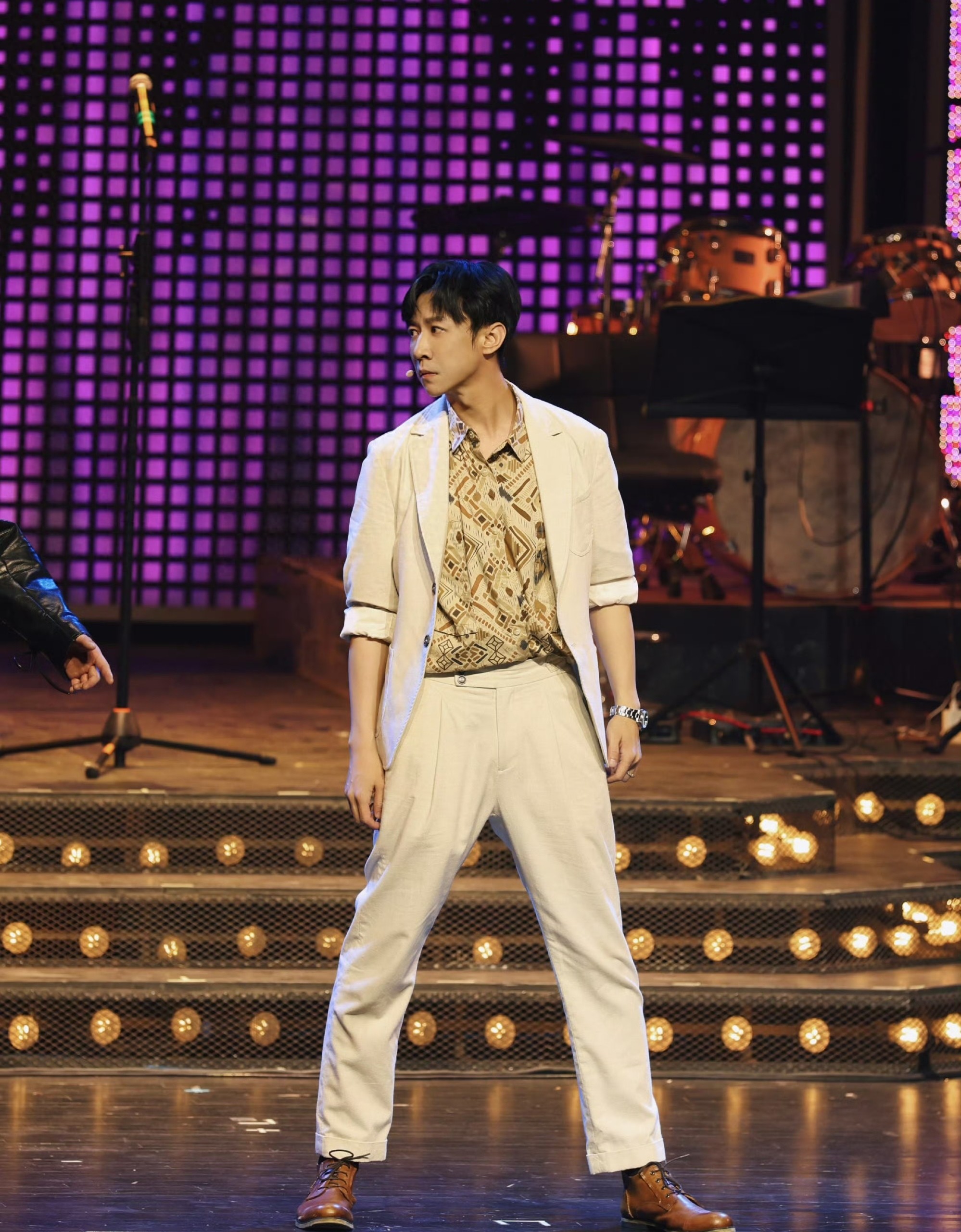 网友偶遇张维伊接小酒窝放学,两人相处得真好,董璇爸爸也在