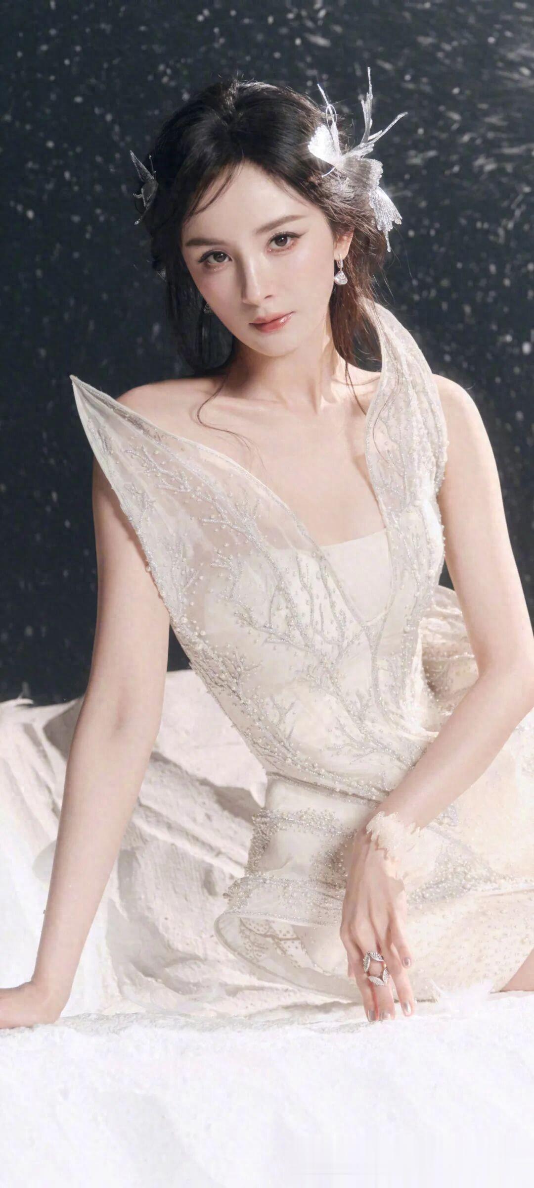 杨幂，悄然栖于她发间